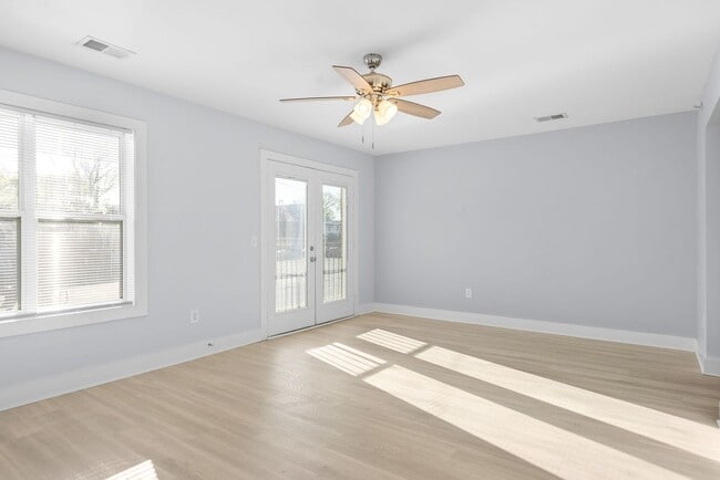 Building Photo - Beautiful 2 Bedroom Condo For Rent Near APSU!