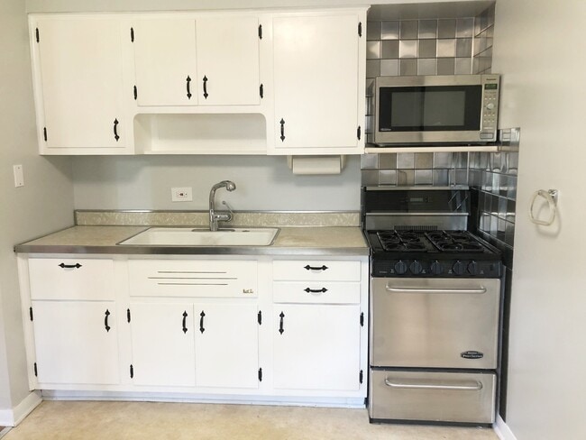 Building Photo - 23940 N Lakeside Dr