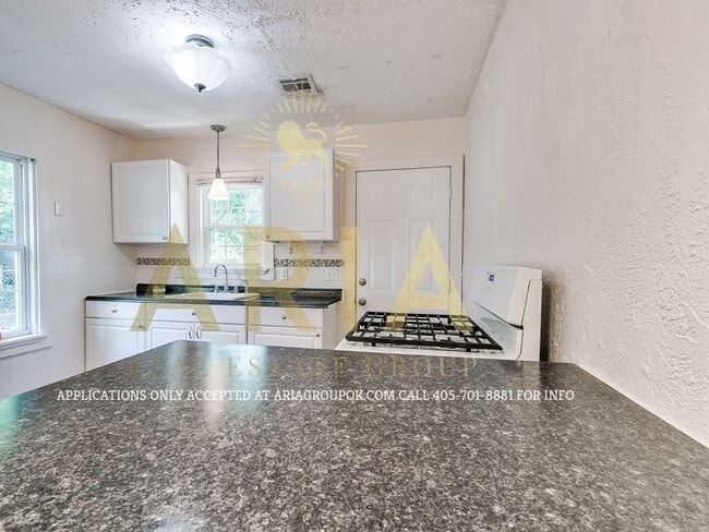 Building Photo - Adorable Remodeled 1 Bed/1 Bath Cottage! C...