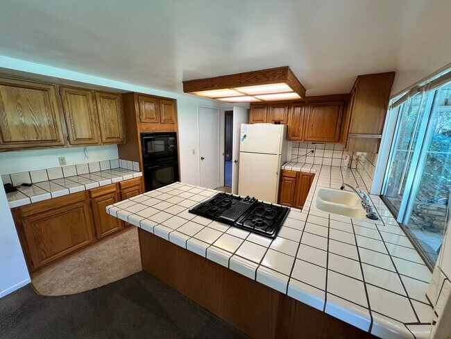 Building Photo - Spacious Home in Wonderful Davis Neighborhood!