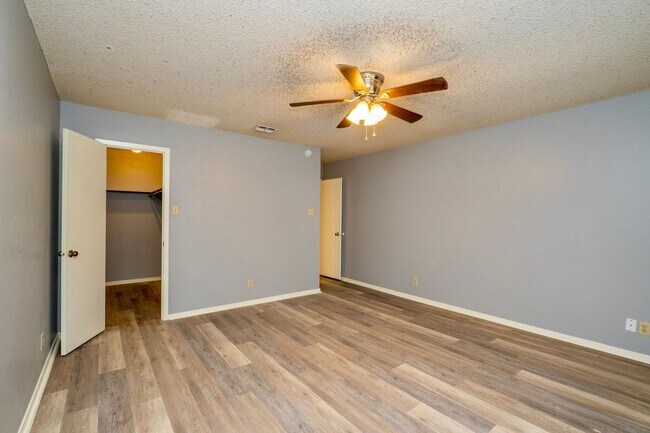 Building Photo - Fully Remodeled Townhome with Loft and Prime Location!