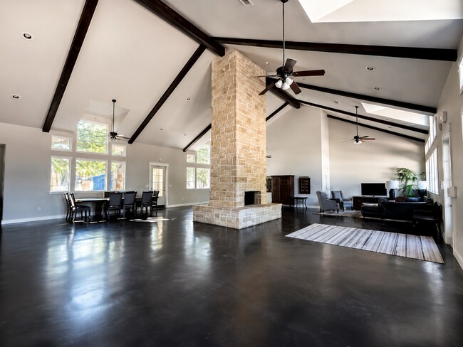 Building Photo - Open Floorplan and Amazing Resort Style Community!
