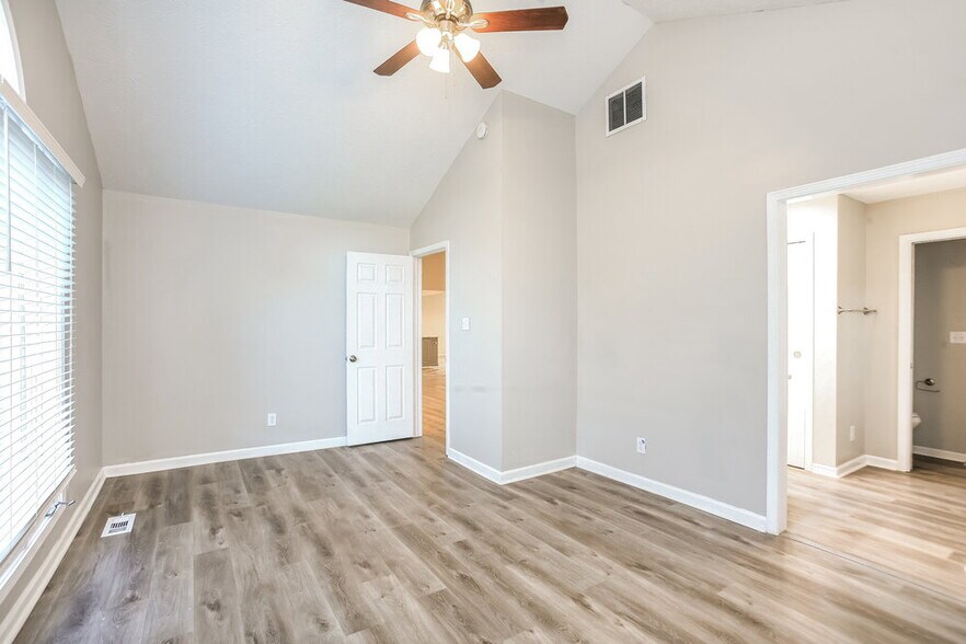 Building Photo - 705 Firethorn Cir