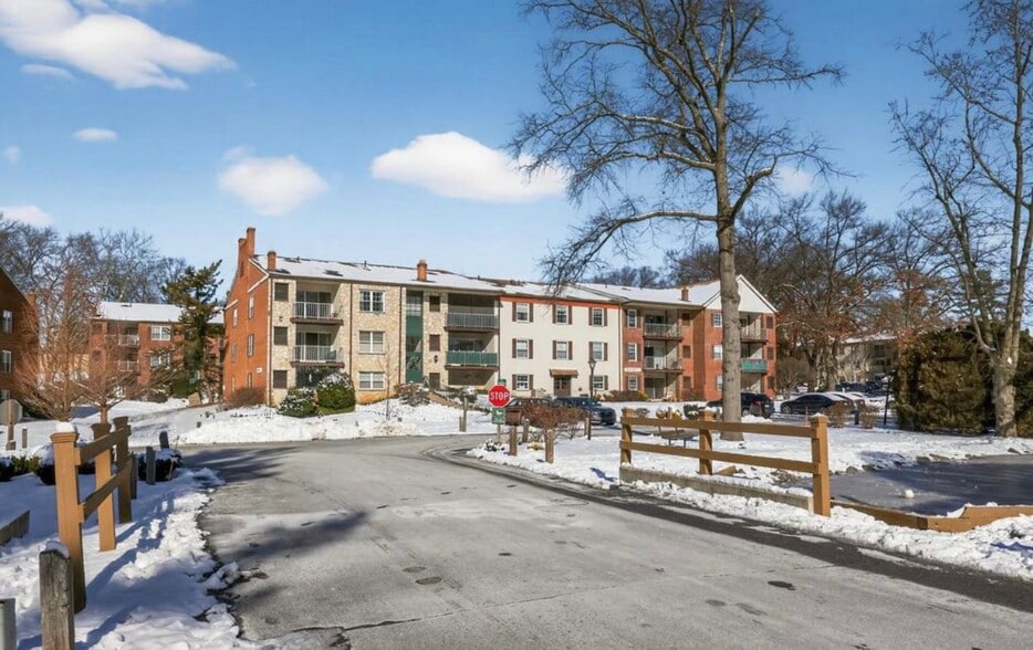 Building Photo - 419 Drummers Ln