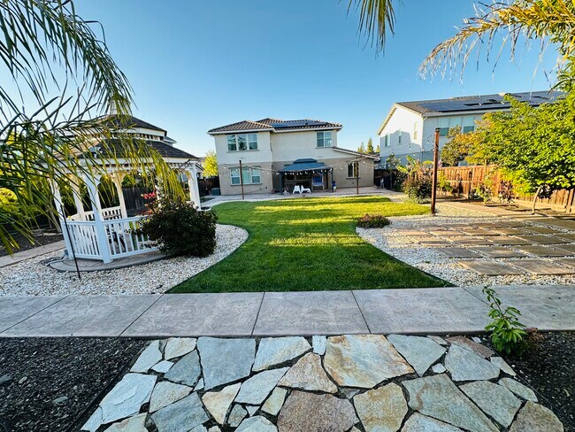Building Photo - 486 Glenbrook Dr