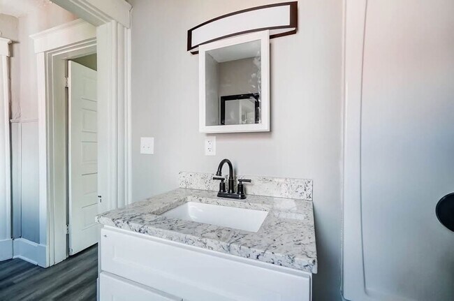 Building Photo - Updated 3 Bed 1 Bath in Price Hill!