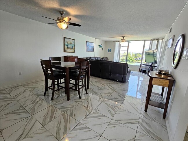 Building Photo - 7425 Bay Island Dr S