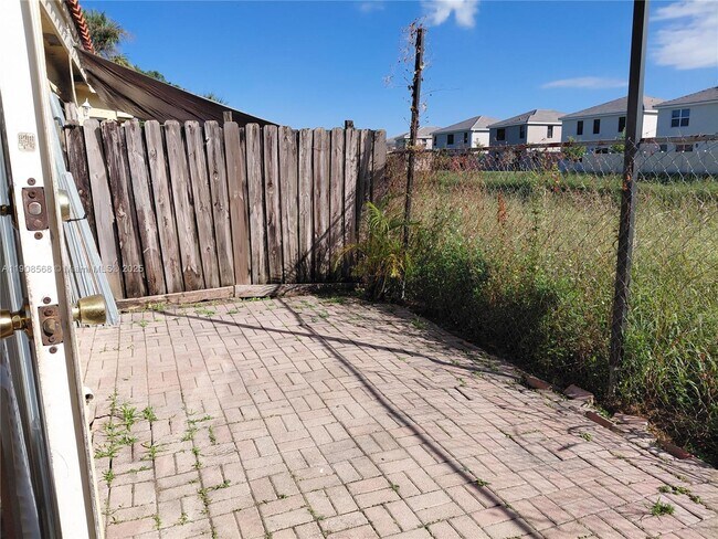 Building Photo - 83 NE 13th Ave