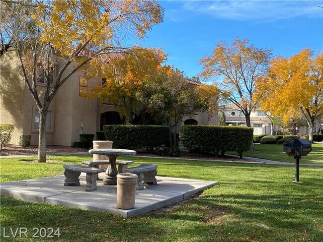 Building Photo - Cute Lower Level Condo