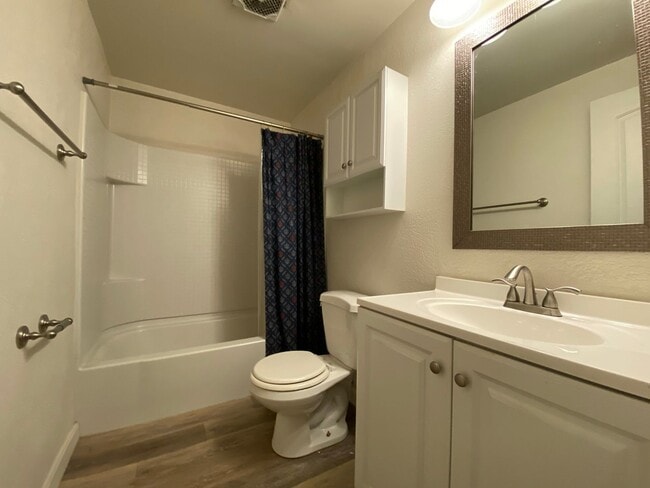 Building Photo - Beautiful Brick 2 BR Townhouse in Great Ze...