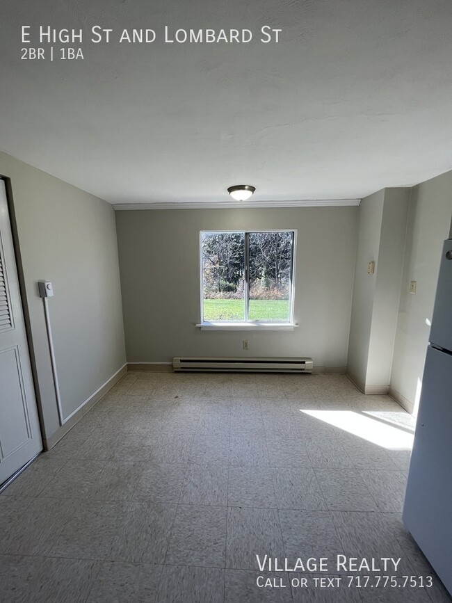 Building Photo - Huge 2-Bed apartment with washer/dryer hoo...