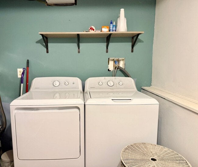 Building Photo - Sunny 1+ Bedroom Single family Home