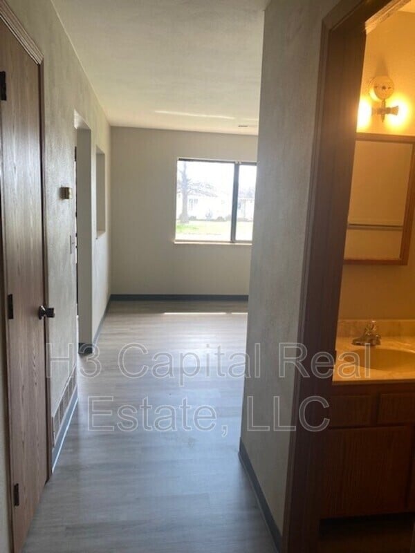 Building Photo - 303 Southgate Dr