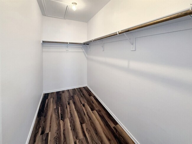 Building Photo - 512 E Hazelwood St