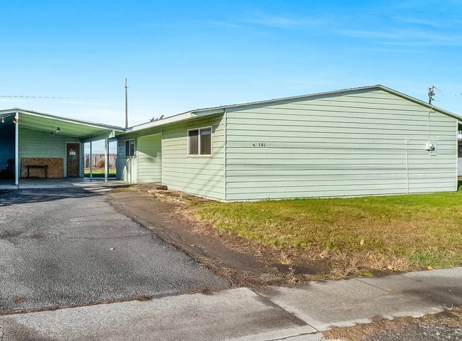 Building Photo - Updated Duplex