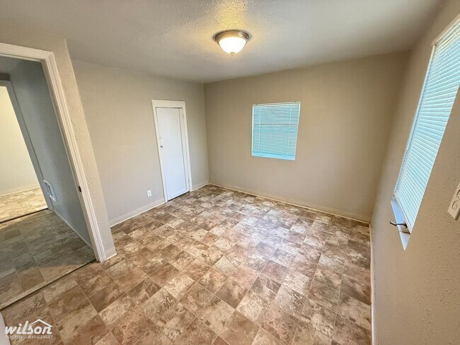 Building Photo - 3-Bedroom 1 - Bathroom Home Near Local Ame...