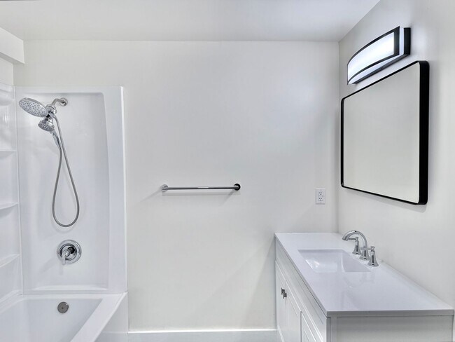 Building Photo - Stunning, Newly Renovated 3BR | 1BA