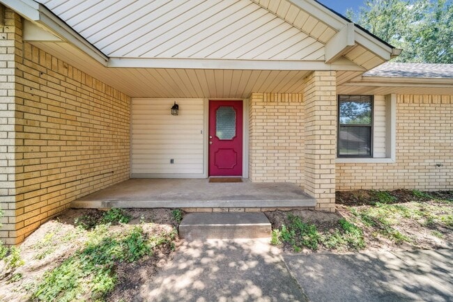 Building Photo - Spacious Single Story 4 Room Home + Sunroo...