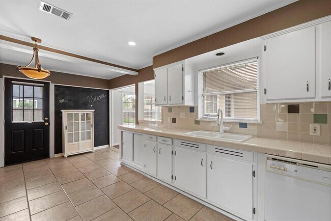 Building Photo - 2122 Althea Dr