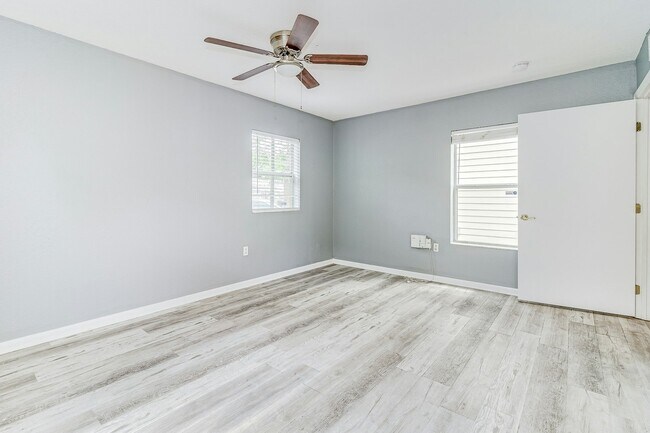 Building Photo - 2912 E Columbus Dr