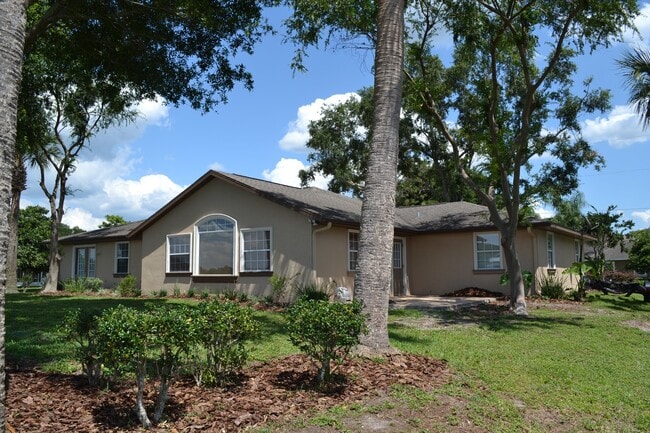 Building Photo - Lake Weir - Bird Island Rental - 5/3/2 Water Front Living at it's Best! **Available Soon**