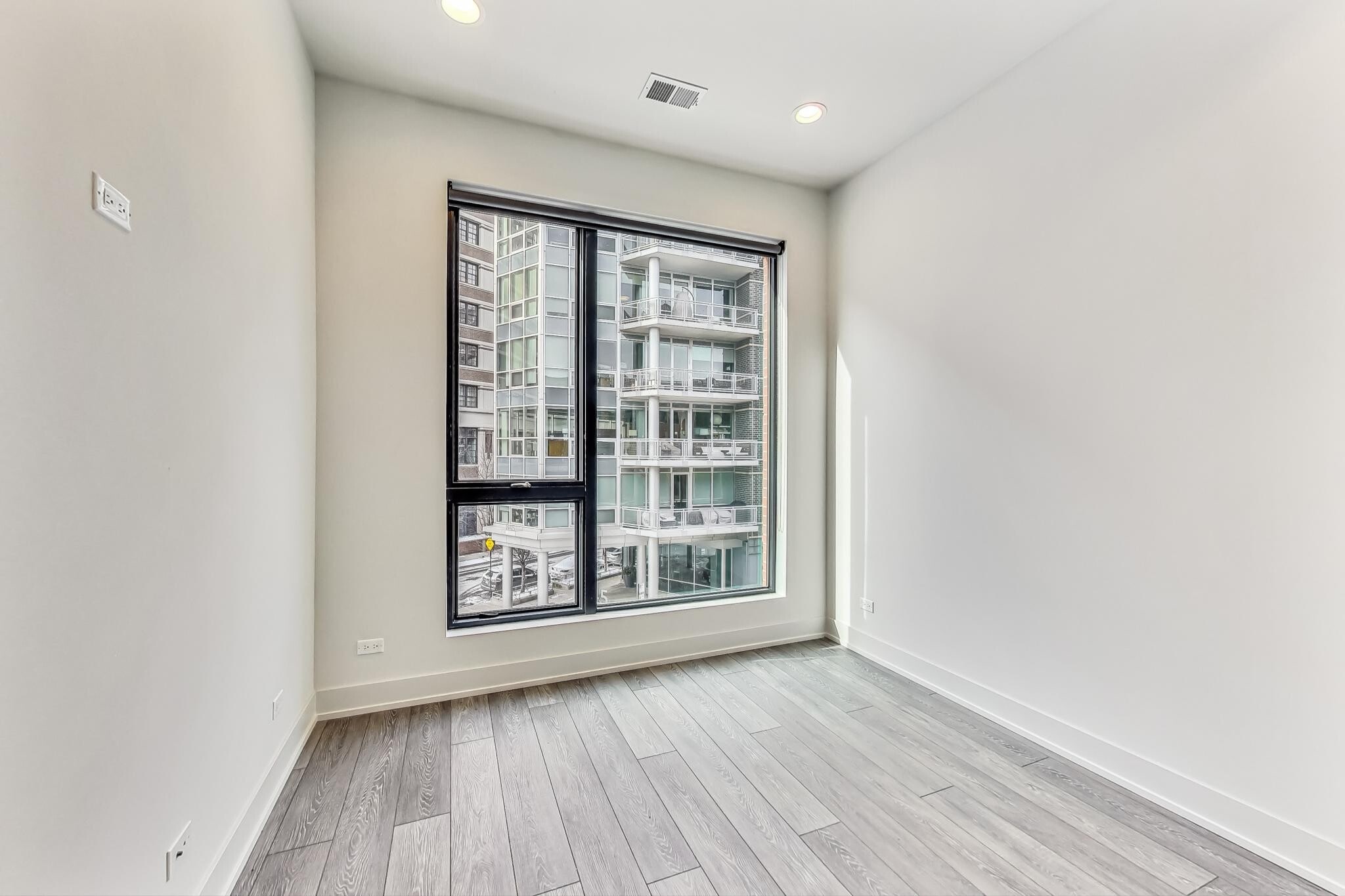 Building Photo - 847 N Larrabee St