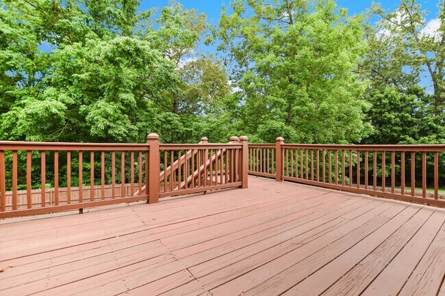 Building Photo - Dog Friendly Three Bedroom with Bonus!
