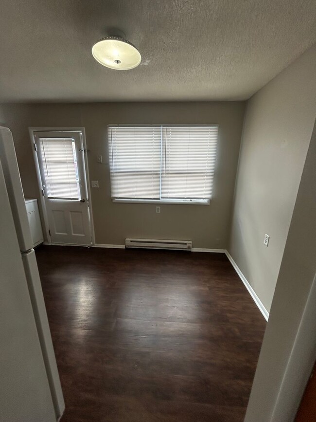 Building Photo - 2 bed 1 bath townhome located in Speedway