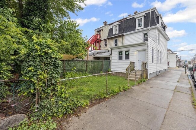 Building Photo - 18 N Sussex St