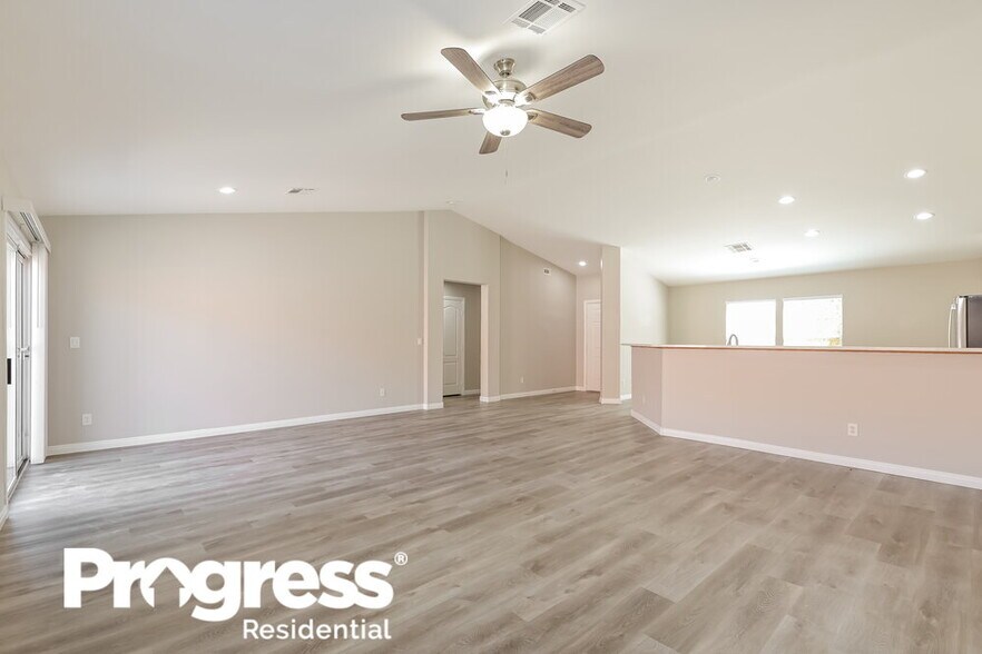 Building Photo - 1075 Silver Star St