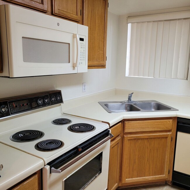 Building Photo - !!REDUCED RENT!!! Condo, 2 Bedroom, Southside