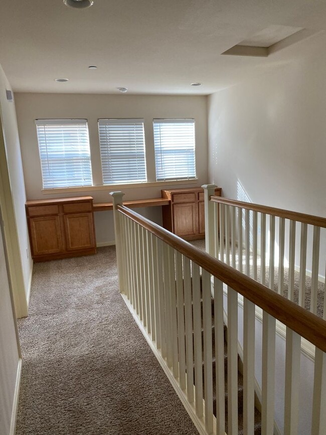 Building Photo - Townhouse in the Villages at Shasta View G...