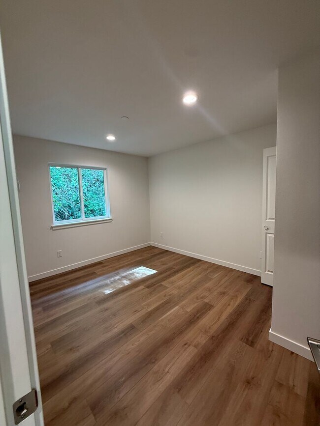 Building Photo - 705 W Lake Samish Dr