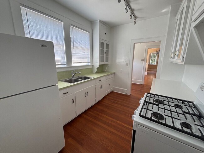 Building Photo - 1103 Parkside Dr