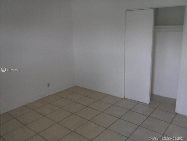 Building Photo - 1045 NE 39th Dr