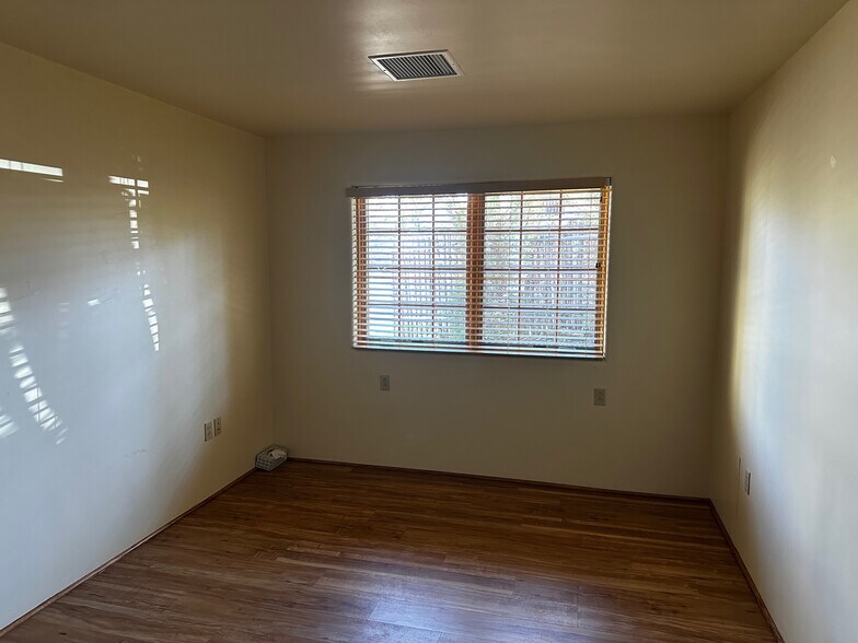 Second bedroom & closet - 501 Rio Grande Ave