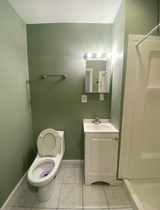 Building Photo - 3 Bedrooms 2.5 Bathrooms Voucher Accepted