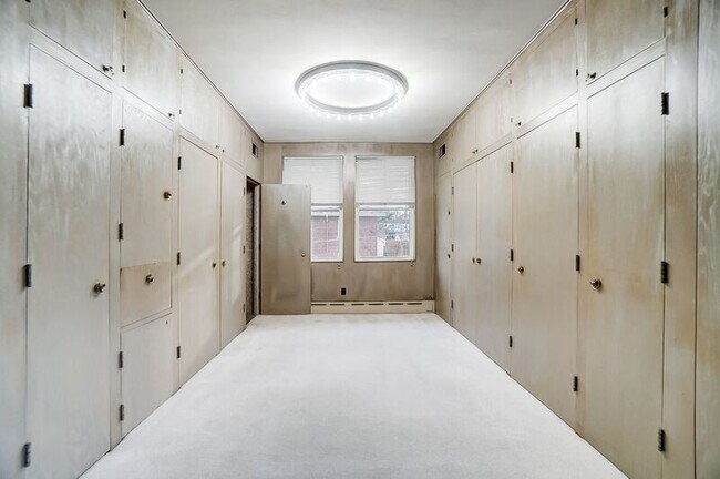 Building Photo - 2881 Observatory Ave