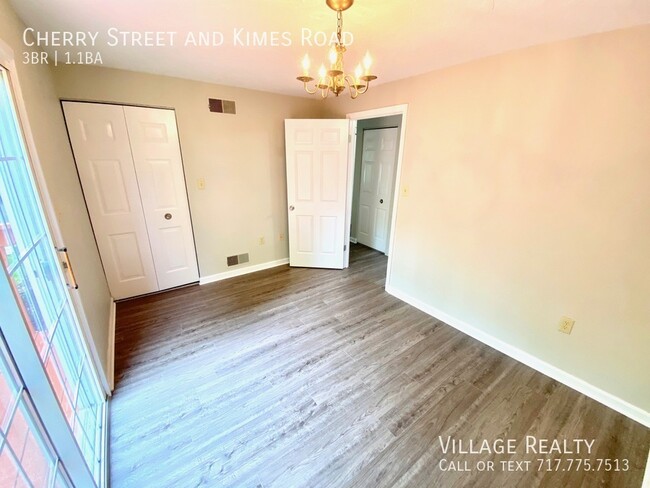 Building Photo - Available late-December! 3-bed Duplex in D...