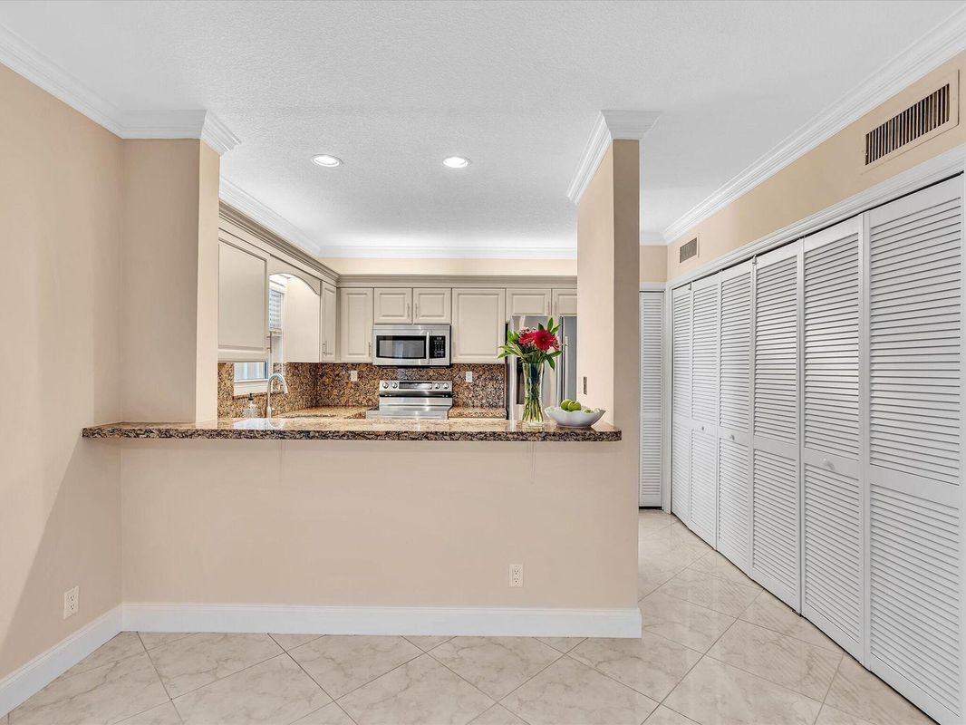 Building Photo - 333 SE 20th Ave