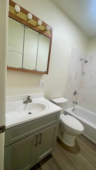 Building Photo - 566 53rd St