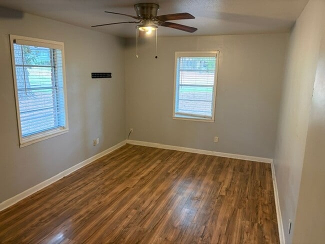Building Photo - 1301 Manor Pl