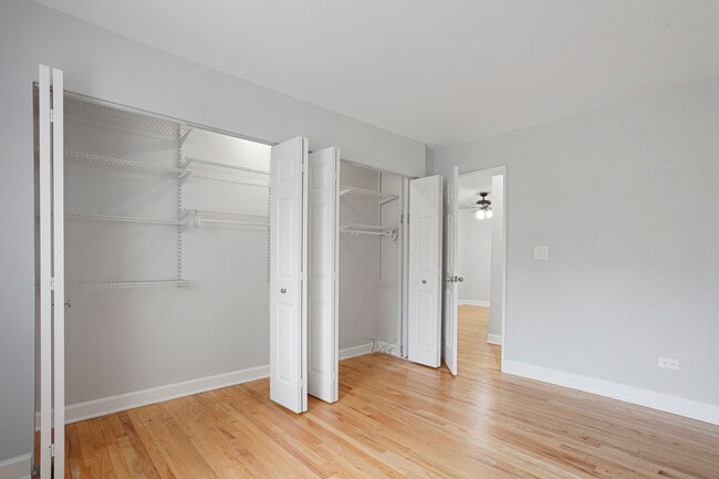 Building Photo - 6758 N Sheridan Rd