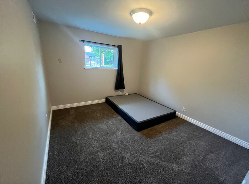 Building Photo - 819 E 700 S