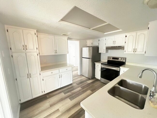Building Photo - 994 Blue Bonnet Dr