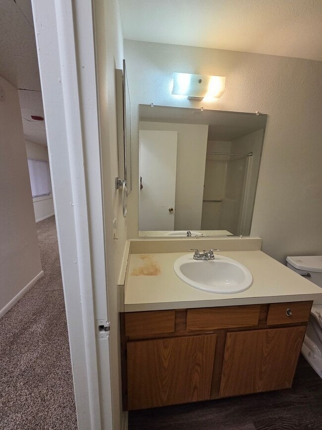 Building Photo - 2 Bed Apartment in the Heart of Golden!