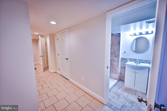 Building Photo - 263 S Ellwood Ave