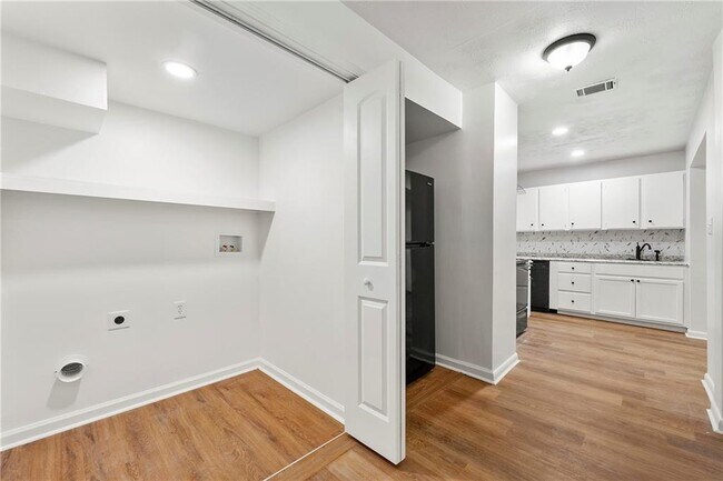 Building Photo - 5340 Lee Cir