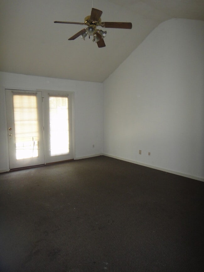 Building Photo - Harmon Estates Duplex Available This August!