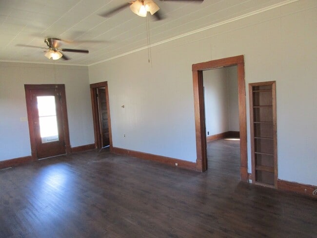 Building Photo - Absolutely Adorable!